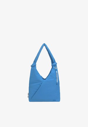 Sac bandoulière bleu avec poignée rembourrée nouée aux extrémités, couture diagonale et pompon décoratif suspendu à un anneau en métal.
