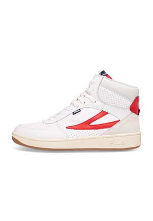 Baskets montantes avec une tige en cuir blanc, des accents rouges et bleu marine, des détails perforés et une semelle en caoutchouc arborant la marque Fila.