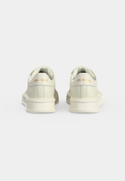 Paire de baskets en cuir blanc vues de dos avec des semelles épaisses et un marquage doré "roberto cavalli" sur chaque languette de talon.