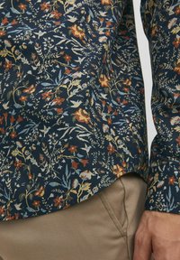 Jack & Jones JPRBLAMONACO PRINT L/S - Vapaa-ajan kauluspaita - navy blazer