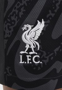 Shorts de sport noirs avec un motif texturé et un blason L.F.C. brodé en blanc. Le tissu possède une qualité en maille respirante.