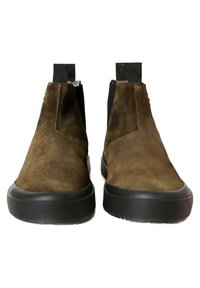 Stivaletti alla caviglia in suede marrone con suole in gomma nera, pannelli laterali elasticizzati e una finitura liscia e texturizzata. Design minimalista con una silhouette elegante.