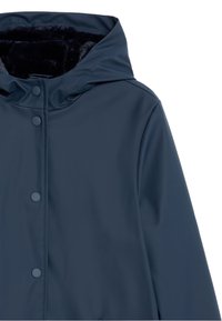 Marinblå vattentät jacka med huva, tryckknappsstängning och mjukt innertyg. Slät utsida med en lätt lyster.