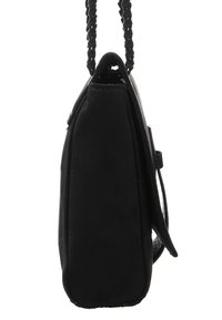 Mustalle kankaalle valmistettu käsilaukku, jossa on punottu hihna, suorakaiteen muotoinen, pyöristetyt kulmat ja läppäsuljin. Makuinen pinta, jossa on minimaalinen yksityiskohtaisuus.