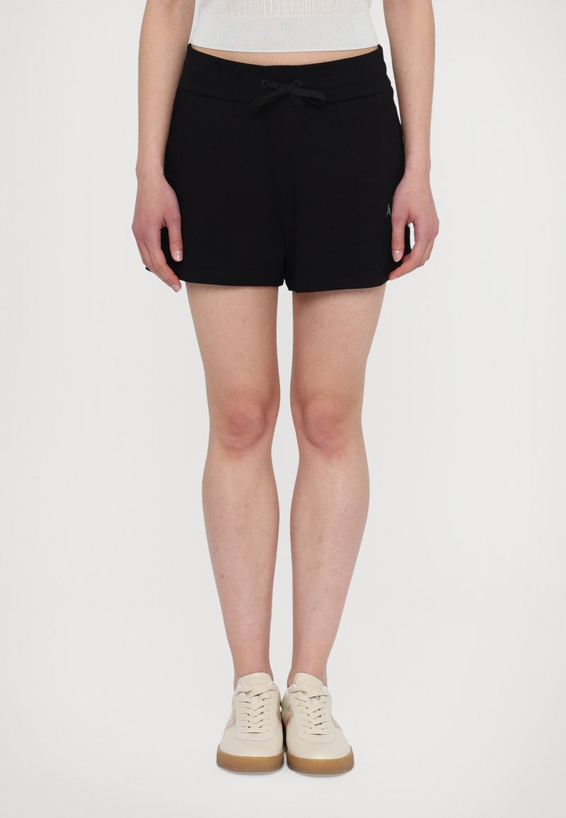 Svarta träningsshorts i mjukt tyg, med ett elastiskt midjeband och dragsko. Enkelt design utan mönster eller utsmyckningar.
