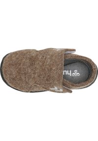 Bruna tofflor i filt med en texturerad yta, vadderad sula, svart gummisula och vita logodetaljer på ovansidan.