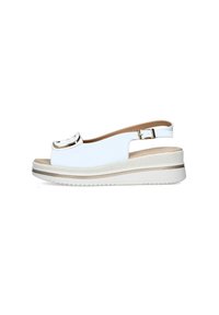 Sandal con tacco a cuneo bianco, dotata di punta arrotondata, con un accento metallico e una suola texturizzata bianca e beige.