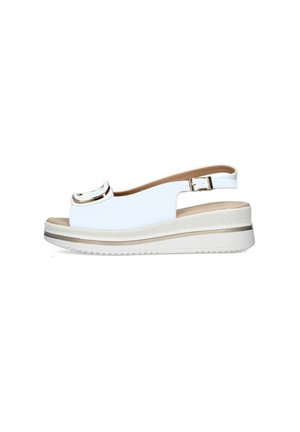 Sandal con tacco a cuneo bianco, dotata di punta arrotondata, con un accento metallico e una suola texturizzata bianca e beige.