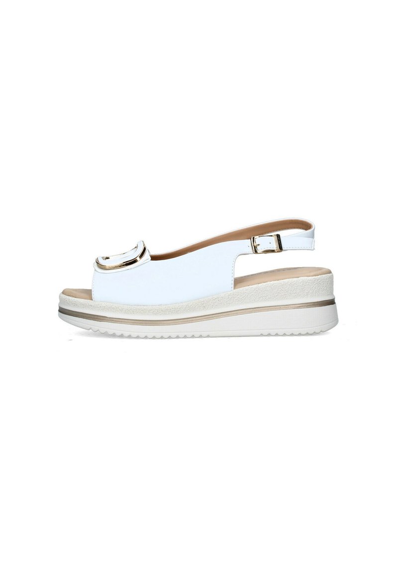 Sandal con tacco a cuneo bianco, dotata di punta arrotondata, con un accento metallico e una suola texturizzata bianca e beige.
