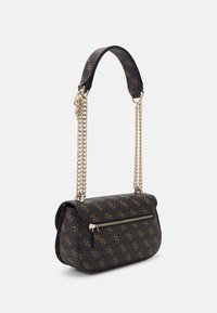 Zwarte handtas met gouden hardware, met een ritssluiting, kettinghandvat en een gemusterde buitenkant van onderling verbonden logo's.