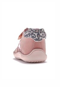 Zapatillas infantiles rosas con exterior de cuero suave, detalles de estampado de leopardo en el talón y suela de goma texturizada.
