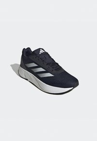 Scarpa da corsa da uomo con tomaia in rete navy, strisce argento e un'unica intersuola bianca con dettagli testurizzati nella suola per migliorare la presa.