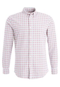 Röd och vit rutig långärmad skjorta med knäppning, spridd krage och ett enda fick. Tyget verkar vara texturerat med ett klassiskt mönster.