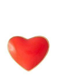 Pin de esmalte rojo en forma de corazón con un acabado brillo, bordeado en dorado, que presenta una textura suave y bordes redondeados.