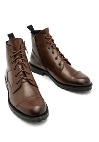 Brązowe skórzane botki za kostkę o gładkiej powierzchni, okrągłym nosku, sznurowanym przodzie, bocznym zamku błyskawicznym i solidnej czarnej podeszwie.