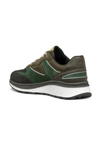 Sneaker verde scuro e nero con materiali scamosciati e lisci, accenti argentati, suola testurizzata e intersuola bianca a contrasto.