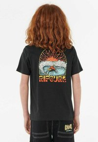 T-shirt in cotone nero con una grafica colorata di surf e testo "RIP CURL" sul retro. Maniche corte, vestibilità classica e colletto a girocollo.
