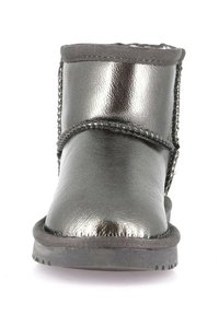 Stivale alla caviglia grigio metallizzato, upper in morbida texture, punta rotonda e cuciture a vista. Suola piatta con pattern di battistrada per una migliore aderenza. Fodera interna visibile.