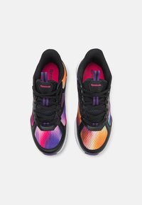 Chaussures de sport noires avec un dessus dégradé aux teintes violettes, orange et roses. Matériau en mesh, design à lacets et semelle en caoutchouc.