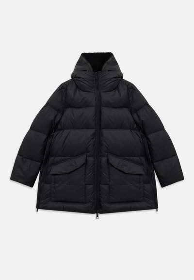 Manteau d'hiver matelassé noir avec col haut, fermeture éclair à l'avant, deux grandes poches à rabat et zips sur les côtés sur fond blanc.