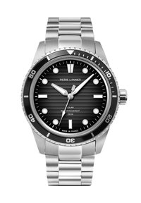 Montre en acier inoxydable argenté avec un cadran noir, surface texturée, index horaires lumineux et une lunette unidirectionnelle. Étanche jusqu'à 100 m.