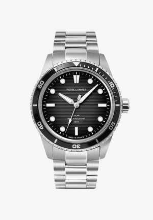 Harmaa ruostumattomasta teräksestä valmistettu kello, jossa on musta taulu, teksturoitu pinta, hehkuvat tuntimerkit ja yhden suuntaan kääntyvä kehys. Vedenkestävä 100 metriin saakka.