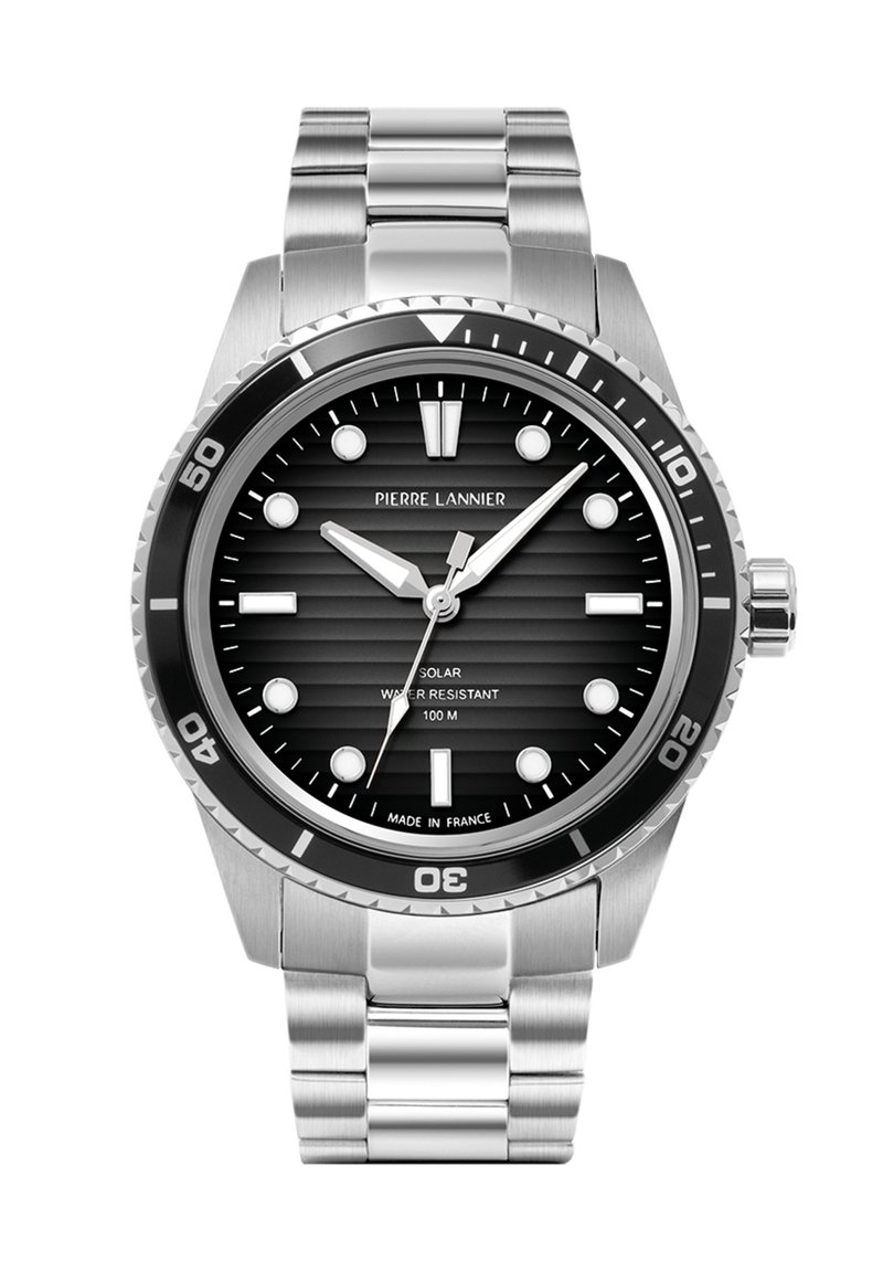 Montre en acier inoxydable argenté avec un cadran noir, surface texturée, index horaires lumineux et une lunette unidirectionnelle. Étanche jusqu'à 100 m.