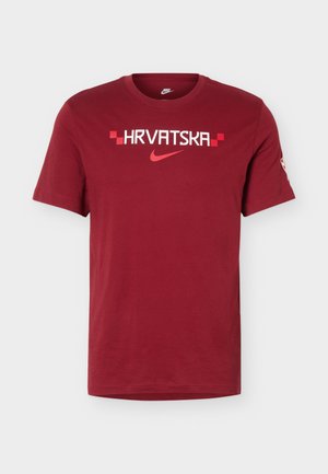 Μπορντό κοντομάνικο μπλουζάκι Nike με την επιγραφή "HRVATSKA", κόκκινο λογότυπο Nike στο μπροστινό μέρος και μικρό μπαλώμα στο αριστερό μανίκι.