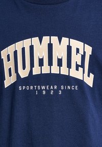 Hummel HMLFAST  - T-shirt med print - black iris