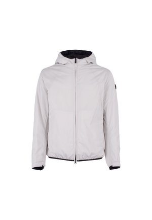 Giacca con cappuccio grigio chiaro, con chiusura a zip, polsini elasticizzati e fodera interna scura. Presenta un patch con logo sulla manica. Texture liscia.