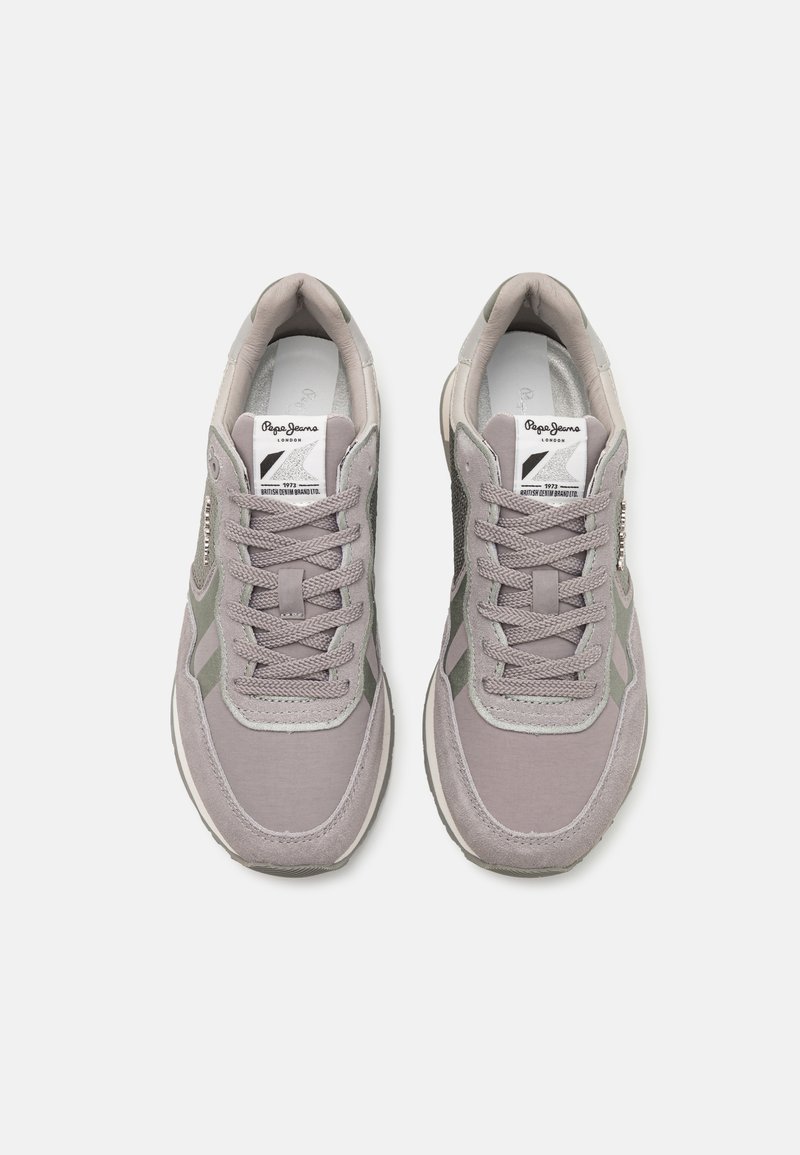 Sneakers grigi con un mix di mesh e materiali tessili, punta rotonda, design con lacci e suola in gomma con accenti minimi.