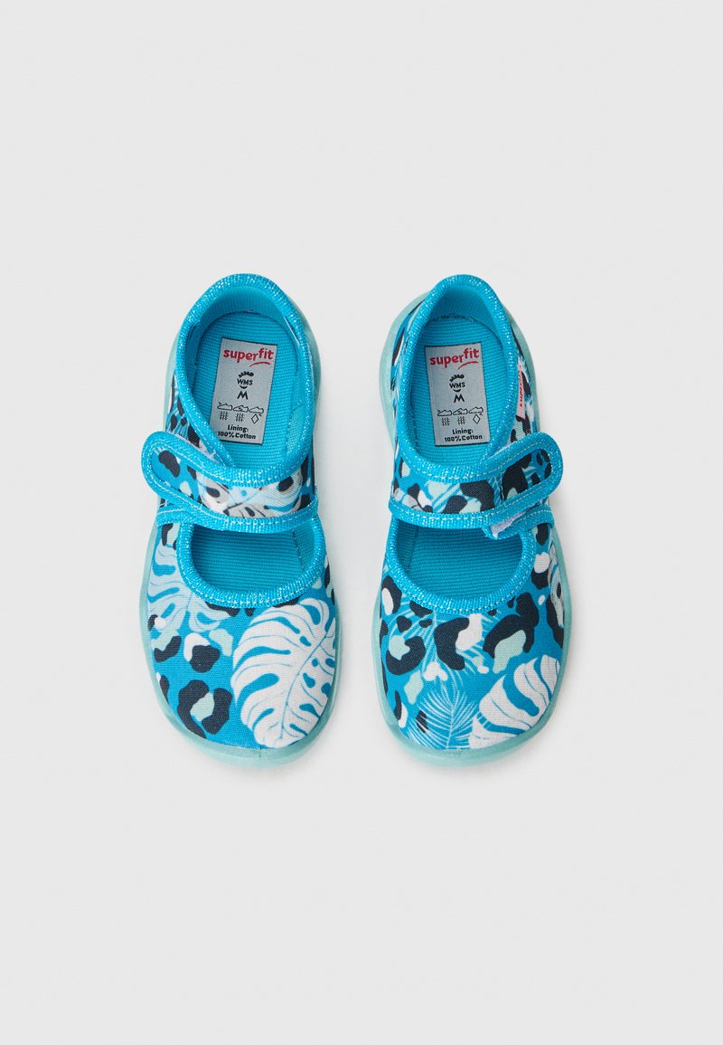 Blaue Stoffschuhe mit einem floralen und tierischen Druckmuster, ausgestattet mit einem Riemen für einen sicheren Halt und einem weichen Baumwollfutter für Komfort.