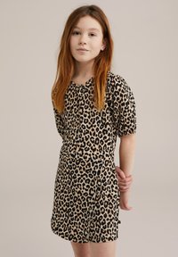 Haljina kratkih rukava u uzorku leoparda u bež i crnoj boji. Mekani materijal s lagano oblikovanim strukom i okruglim izrezom. Karakterističan životinjski uzorak.