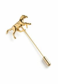 Broche med hästmotiv i guldton med en slank nål och cylindrisk lås, som har en detaljerad, tredimensionell häst i en pruttande position.