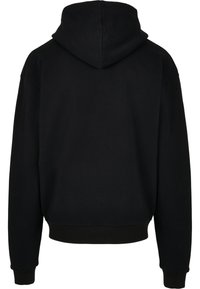 Sudadera negra con una capucha amplia, ajuste relajado, puños y dobladillo de canalé, hecha de suave algodón, con una textura lisa sin patrones.