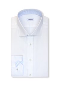Chemise blanche à col évasé et poignets boutonnés, montrant un tissu bleu clair à motifs à l'intérieur du col et des bords des poignets.