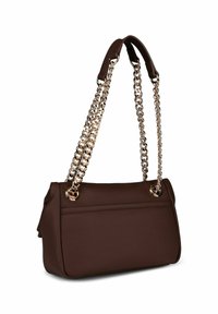 Borsa a tracolla in pelle marrone con doppie cinghie in oro e spalline imbottite, forma rettangolare, dettagli di cucitura minimali.