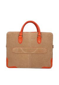 Torba na laptopa w kolorze beżowym z zamszu, z pomarańczowymi skórzanymi akcentami i uchwytami, prostokątny kształt oraz tylna kieszeń do przechowywania.