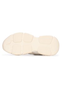 Semelle de chaussure avec une surface en caoutchouc texturée. Comprend six sections en caoutchouc à motifs pour une meilleure adhérence et un design de bout rond. Couleur principalement crème.