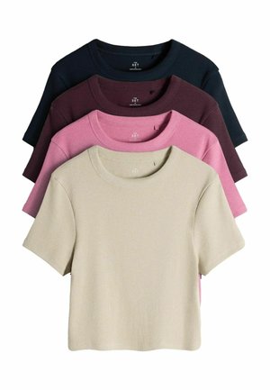 Stak af fire korte ærmer med rund hals i beige, pink, bordeaux og sort, vist forfra og lagt fladt.