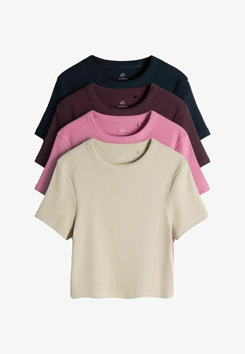 Pile de quatre hauts en maille à manches courtes avec col rond en beige, rose, bordeaux et noir, présentés de face et à plat.