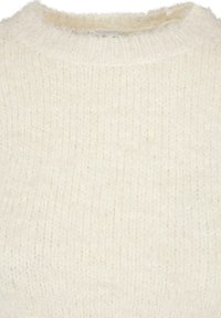 Weißer, weicher Strickpullover mit einer flauschigen Textur, erhältlich mit Rundhalsausschnitt und Rippkragen, der ein dichtes Strickmuster aufweist.