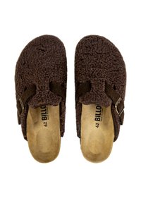 Sabots bruns et duveteux à enfiler avec une texture douce, dotés d'une sangle à boucle et d'une semelle intérieure en liège naturel. Taille 42, étiquetés "BILLO."