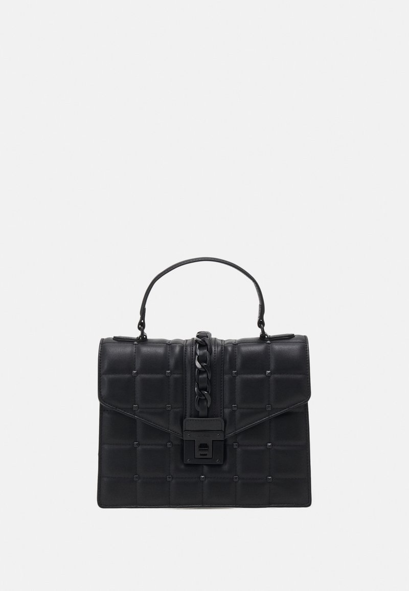 Mustassa nahkabagissa on päällisessä neliökuvio, yläpäällä kahva, keskellä ketjuyksityiskohta ja etupuolella kääntölukko.