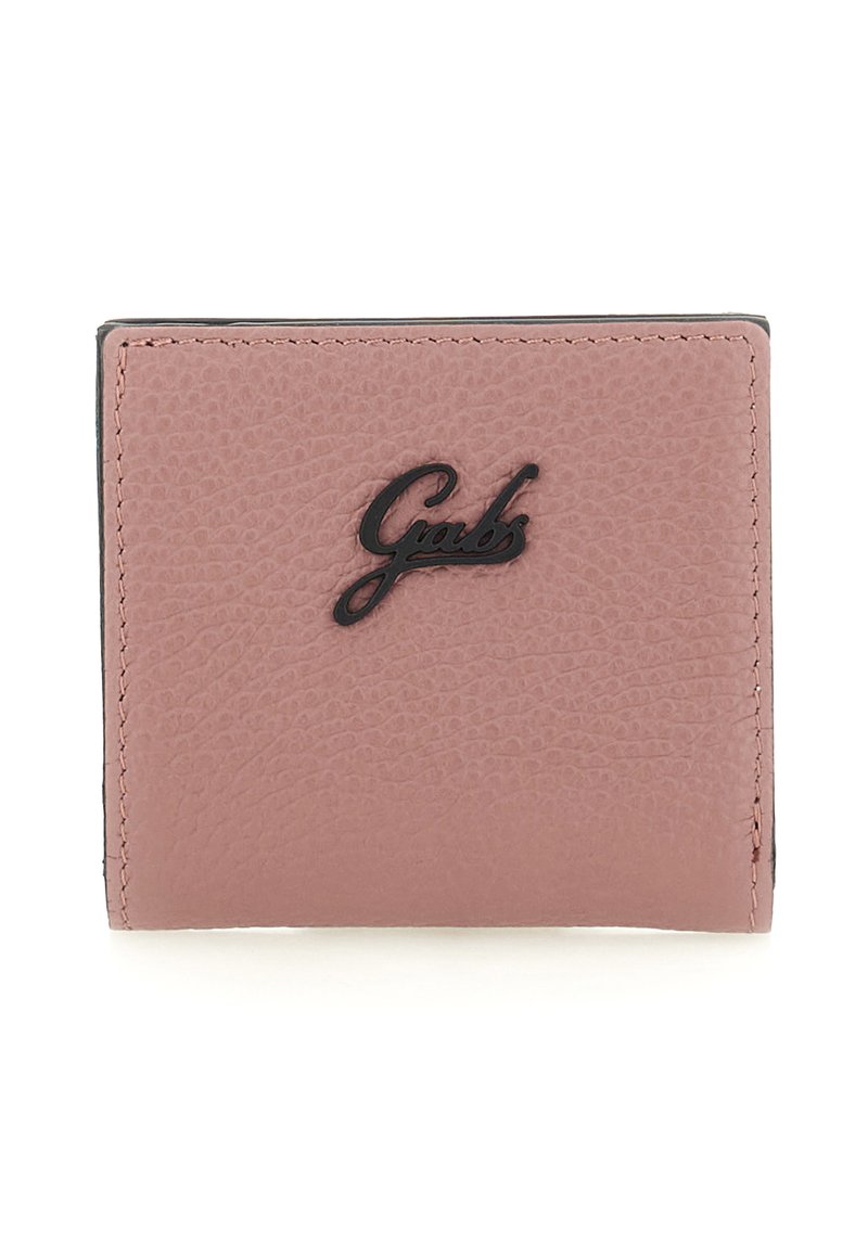 Portafoglio compatto in pelle rosa testurizzata con il logo "Gabs" nero centrato nella parte anteriore e cuciture visibili lungo i bordi.