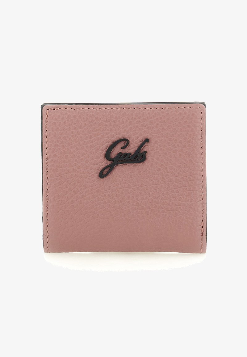 Portafoglio compatto in pelle rosa testurizzata con il logo "Gabs" nero centrato nella parte anteriore e cuciture visibili lungo i bordi.