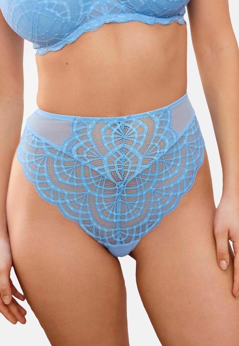 Blauwe high-waisted slip met complexe kantdetails, zachte meshpanelen, golvende randen en een bloemenpatroon.