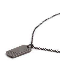 Juodosios metalinės šuns žymos pakabukas su apvaliu kraštu ir tekstūruotu dryžiu. Kabo ant derančio grandinėlės su žiedais.