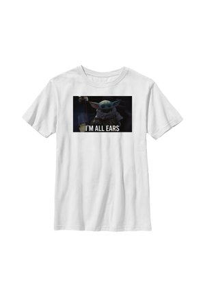 Hvid T-shirt med et centreret tryk af en lille grøn figur med store ører og teksten "I'M ALL EARS" nedenunder.