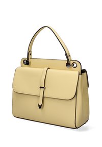 Borsa gialla realizzata in pelle texture con chiusura a pattina, doppi manici superiori, dettagli neri e componenti in metallo argentato lucido.